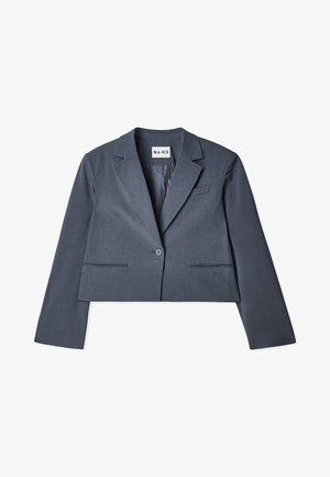 Grijze jasje, geknipt, gemaakt van een soepele stof, met twee voorzakken, een sluiting met één knoop en een geknipte revers. Voering zichtbaar aan de binnenkant.