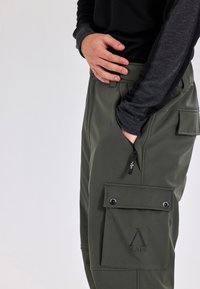 Slade COLORADO  - Lumilautailuhousut - olive