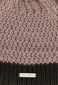 Stickad mössa med en tvåfärgad design, med en ljusrosa topp och mörkbrun ribbad manchett. Inkluderar en metallisk logotag på manchetterna.