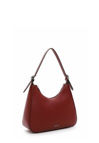 Borsa a tracolla in pelle rossa con forma curva, tracolla corta, superficie texturizzata e dettagli in metallo argentato. Apertura con zip nella parte superiore.