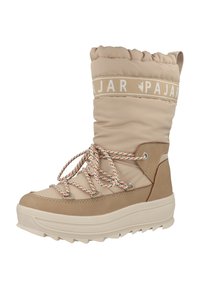 Botín de invierno impermeable beige con caña acolchada, banda de logo blanca, cordones con acentos rojos y suela de goma con profundas ranuras para mayor agarre.