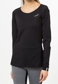 Maglia sportiva nera a manica lunga con scollatura rotonda, caratterizzata da una cucitura diagonale e un logo sul petto. Realizzata in materiale elastico e traspirante.