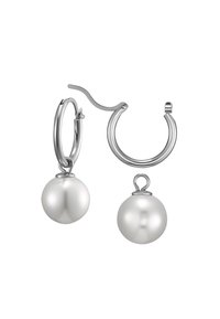 Sølv hoop øreringer med en glatt hvit perle i dråpeform. Perlene har en rund form og glansfull finish, noe som forbedrer den stilige designen.