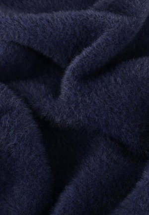 Marineblauwe stof met een zachte, fluwelen textuur, voorzien van een weelderig, gekruld oppervlak en ongelijkmatige plooien. Geen duidelijke patronen of beslag zichtbaar.