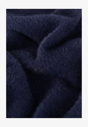 Marineblauwe stof met een zachte, fluwelen textuur, voorzien van een weelderig, gekruld oppervlak en ongelijkmatige plooien. Geen duidelijke patronen of beslag zichtbaar.