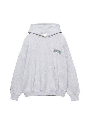 Grå hættetrøje lavet af blødt stof, med en forlommer, rummelig pasform og teksten "GOOD STORIES" i mørkeblå på venstre brystområde.