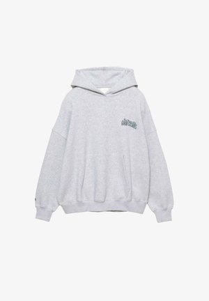 Grå hættetrøje lavet af blødt stof, med en forlommer, rummelig pasform og teksten "GOOD STORIES" i mørkeblå på venstre brystområde.