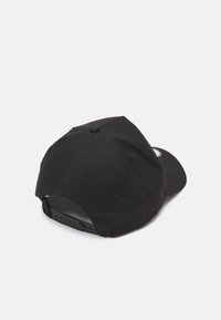 Schwarze Kappe aus Stoff mit einem einfarbigen Design, ausgestattet mit einem gebogenen Schirm und einem verstellbaren Snapback-Verschluss auf der Rückseite.