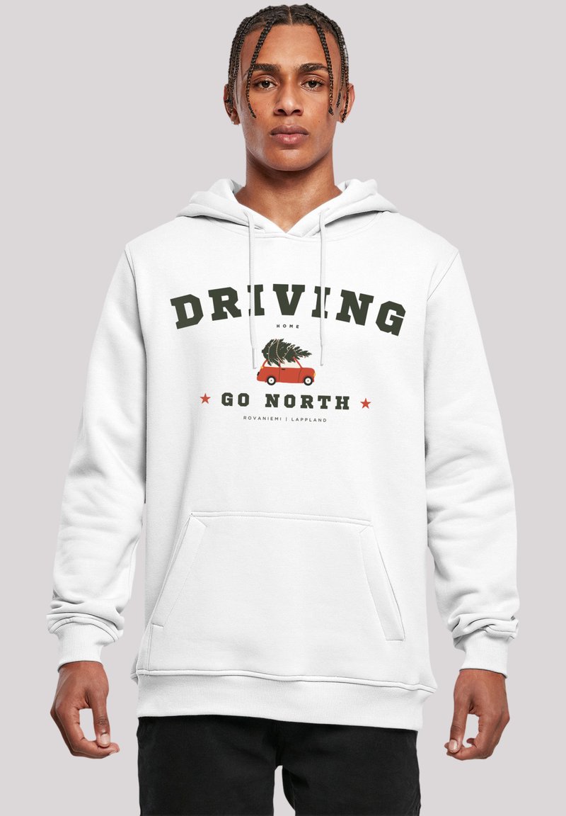 Weißer Hoodie mit einer Fronttasche, Kordelzügen und einem grafischen Design mit dem Text "DRIVING GO NORTH" sowie einer Illustration eines Autos mit einem Baum.