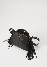 Zwarte leren handtas met franjes, een ronde vorm, gouden hardware en een afneembare schouderband. Interieur is zichtbaar met een lichte voering.