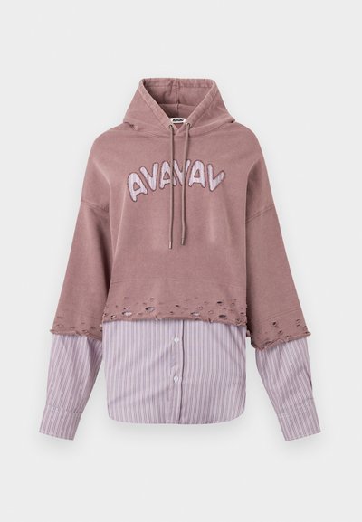 Kapuca, skrajšan sweatshirt v prašno rožnati barvi z vezenino "AVANAV", na voljo čez svetlo modro prugasto srajco s kratkimi rokavi. Podrobnosti z obrabljenim robom.