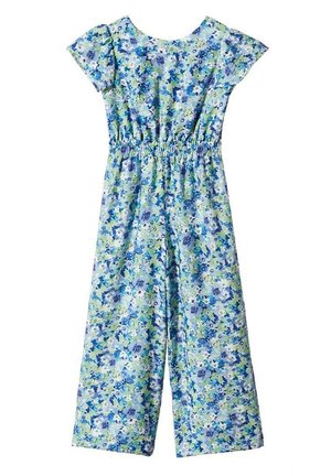 Blomsterjumpsuit med korte ærmer, der har en smocket talje, i nuancer af blå og grøn på en lys baggrund med varierende blomster mønstre.