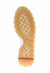 Gummisohle mit einem strukturierten, honigfarbenen Profilmuster, das einen weißen oberen Bereich und ein rotes Akzentband nahe der Unterseite aufweist.