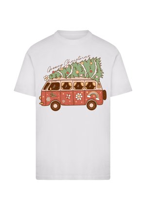 Weißes T-Shirt mit einem roten Blumen-Mobil, das einen geschmückten Weihnachtsbaum transportiert, darüber steht der Text "Groovy Christmas".