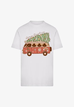 Weißes T-Shirt mit einem roten Blumen-Mobil, das einen geschmückten Weihnachtsbaum transportiert, darüber steht der Text "Groovy Christmas".