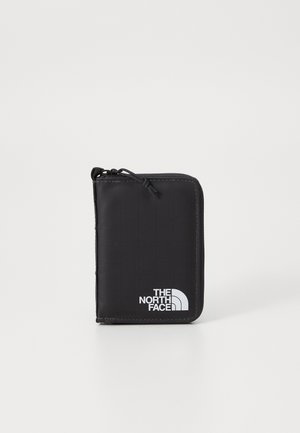 Schwarze Geldbörse mit Reißverschluss, mit Karomuster und weißem Logo. Kompaktes Design mit Nahtdetails und einem Zugriegel für einfaches Öffnen.