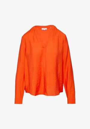 Jasnopomarańczowa bluzka z długim rękawem, dekoltem w kształcie litery V, teksturowana tkanina, marszczone detale na ramionach oraz luźny krój.