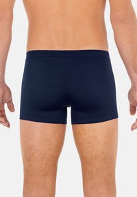 Marineblauwe mannenboxershorts gemaakt van zacht, rekbaar materiaal. Voorzien van een gladde tailleband en een aansluitend ontwerp dat zich naar het lichaam vormt.