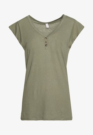 Oliwkowozielona, krótka koszulka z dekoltem w serek, z trzema ciemnymi guzikami pod linią szyi i lekko dopasowanym krojem.