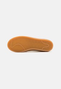 Nike Sportswear KILLSHOT 2 - Treniņu apavi - sail/gum yellow/black
