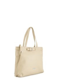 Beige læder tote taske med dobbelt håndtag og en aftagelig rem. Har en glat tekstur, en spænde detalje og et subtilt logo på forsiden.