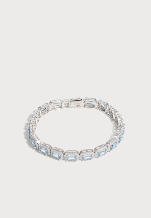 Silbernes Armband mit rechteckigen hellblauen Edelsteinen, umgeben von kleinen klaren Steinen, angeordnet in einem durchgehenden verbundenen Design.