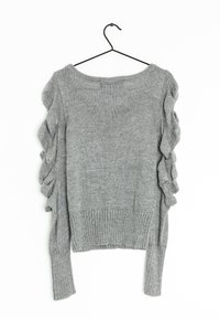 Grå strikket sweater med en bred halsudskæring, lange ærmer med flæse-detaljer og en tætsiddende ribbet kant.