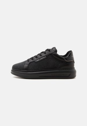 Schwarzer Sneaker mit niedrigem Schaft, strukturiertem Obermaterial, Schnürverschluss, dicker Sohle und Karl Lagerfeld-Branding an Seite und Ferse.