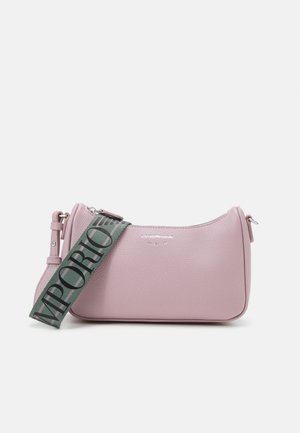 Sac à épaule en cuir rose texturé avec une bandoulière verte à logo ; comprend une fermeture éclair et un détail de logo à l'avant.