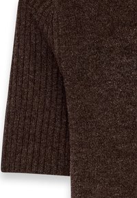 Vue rapprochée d'un pull en maille côtelée brun, mettant en avant une texture douce et des manches courtes, soulignant la profondeur de la couleur et du motif de tricot.