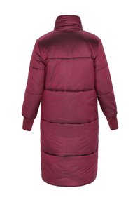 Bordó színű puffertalpú kabát magas gallérral, hosszú ujjakkal és térdig érő kialakítással. Kárpitozott részekkel rendelkezik a jobb szigetelés érdekében.