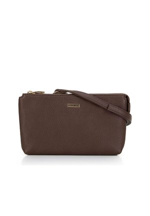 Sac bandoulière en cuir texturé marron avec fermeture éclair et sangle dorées, forme rectangulaire, petite plaque de marque dorée au centre avant.