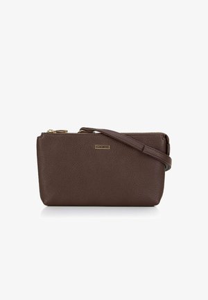 Sac bandoulière en cuir texturé marron avec fermeture éclair et sangle dorées, forme rectangulaire, petite plaque de marque dorée au centre avant.