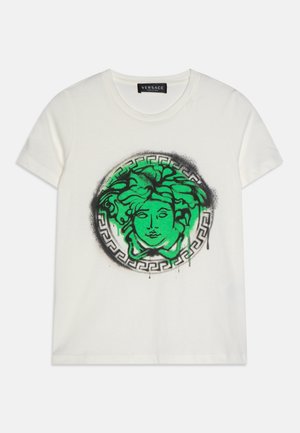 Hvid bomulds t-shirt med et grønt Medusa grafisk tryk inden for et sort cirkulært design og græsk nøglekant. Korte ærmer, rund hals.