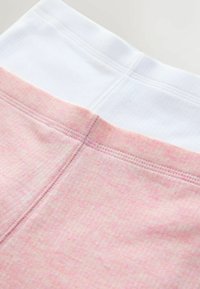 Material elastic de culoare roz deschis și alb, cu o textură netedă, având un design colorat și cusături contrastante la talie.