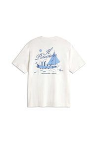T-shirt blanc à manches courtes avec une illustration bleue d'un voilier, le texte « Il Pescatore » et un motif de boussole au dos.