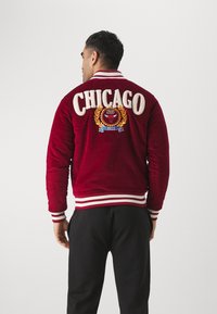 Mitchell & Ness - NBA COLLEGIATE VARSITY JACKET - Equipación de clubes - dark red Imagen en miniatura 1