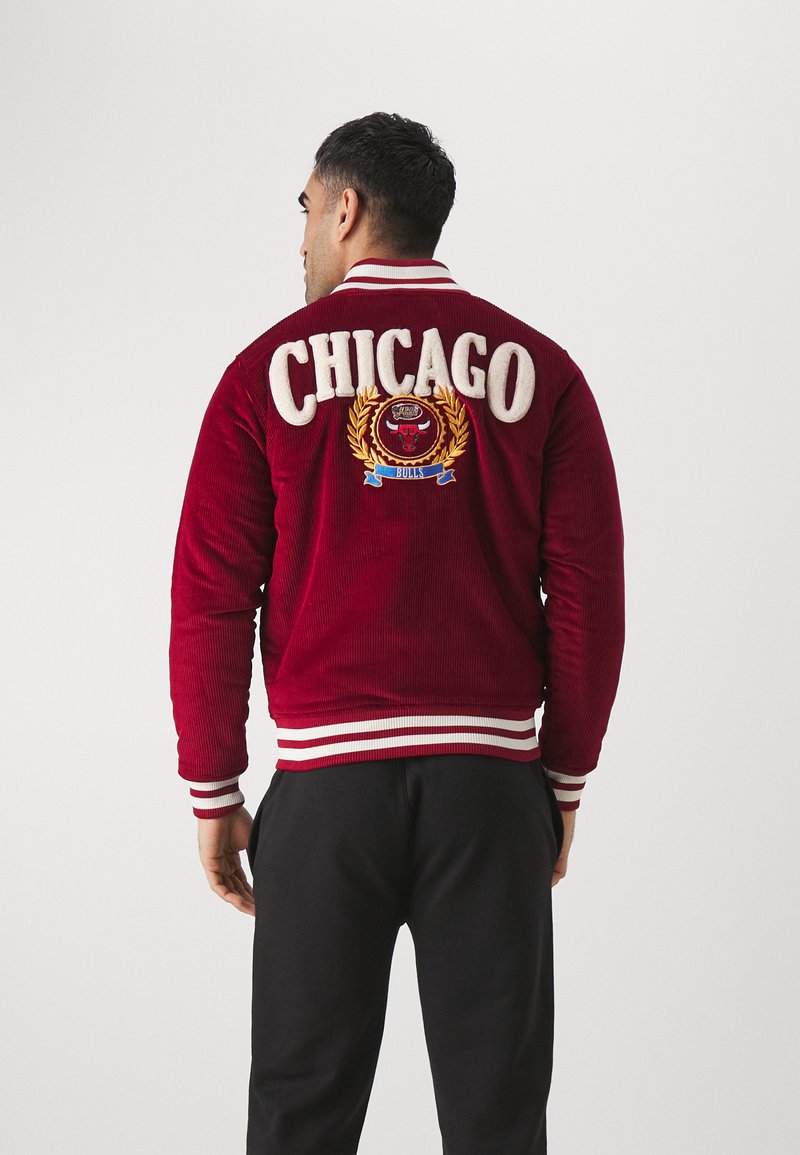 Mitchell & Ness - NBA COLLEGIATE VARSITY JACKET - Squadra - dark red, Ingrandire