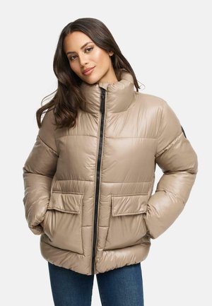 Beige pufferjack met een hoge kraag, ritssluiting, twee voorkeursvakjes en een glanzende, gequiltte textuur.