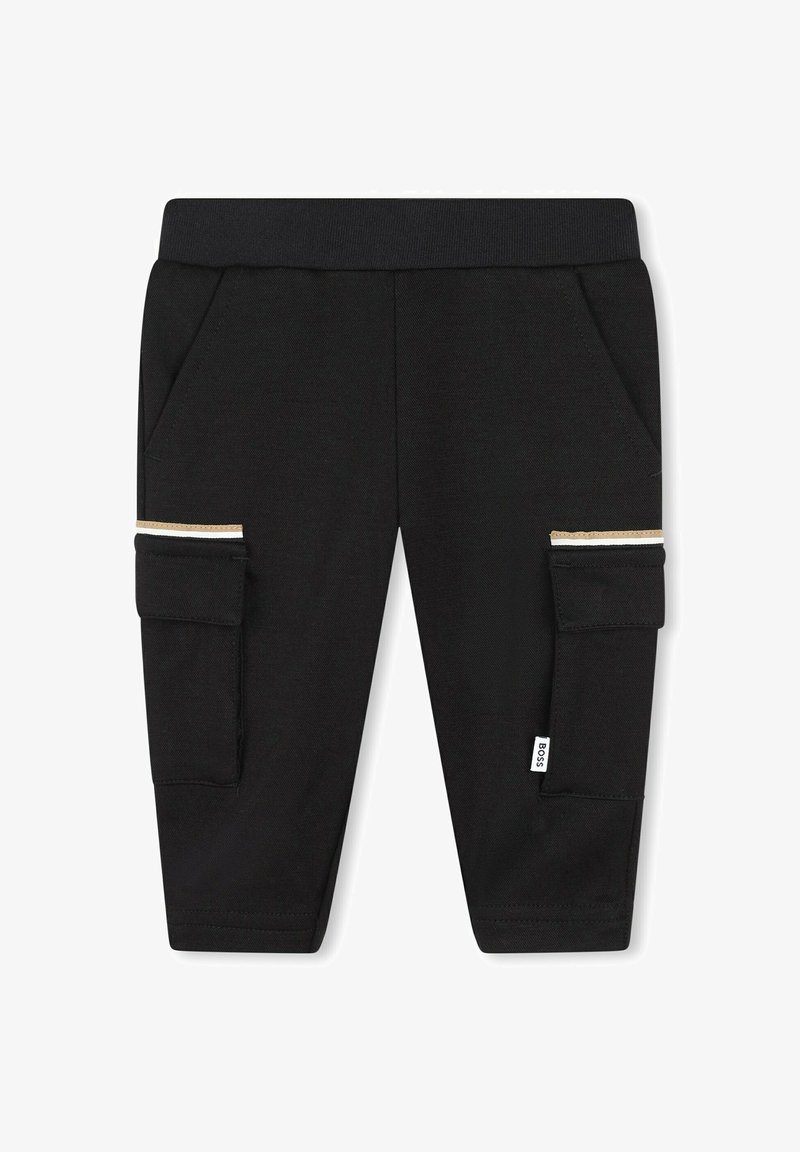 Pantaloni cargo neri con una comoda cintura elastica, due tasche laterali e una tasca cargo con una striscia di accento dorato. Tessuto dalla texture soffice.