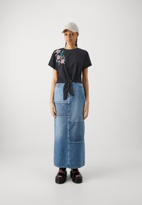 YAS YASFABIAN KNOT TEE - Printtipaita - black