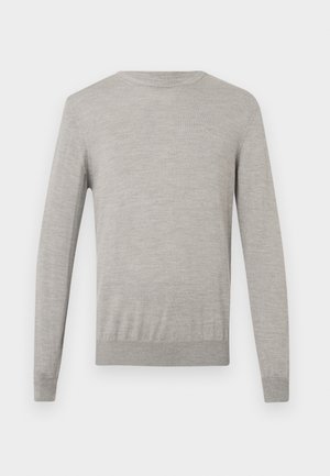Maglione grigio chiaro, texture a maglia, scollatura rotonda, maniche lunghe, polsini e orlo a coste, design semplice senza motivi o dettagli hardware visibili.