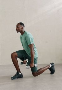 Nike Performance UNLIMITED - Pantalón corto de deporte - vintage green/fir/black