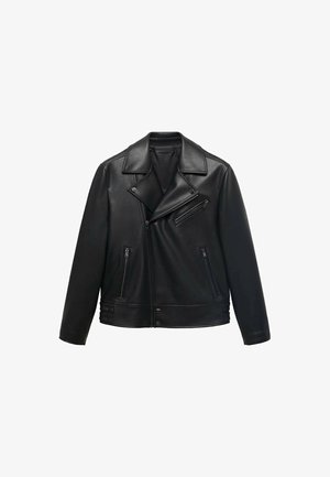 Veste de moto en cuir noir avec un col en V, fermeture éclair asymétrique et deux poches avant zippées. Texture lisse et design ajusté.