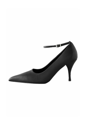 Scarpa con tacco alto in pelle nera, con punta affilata, sottile cinturino alla caviglia e tacco a stiletto slanciato. Texture liscia e design elegante.