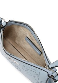 Ljusblå läderhandväska med dragkedja, med en beige fodrad insida och en innerväskficka. Texturerad yta med prickiga mönster.