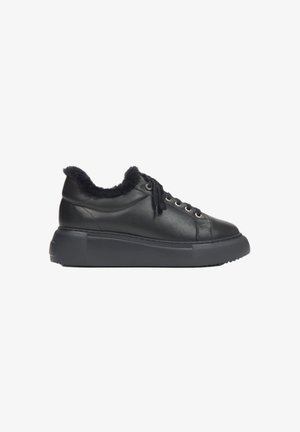 Schwarze Leder-Sneaker mit einem strukturierten, samtigen Kragen, rundem Schnürdesign und einer dicken Gummisohle. Verfügt über Metallösen und eine elegante Silhouette.