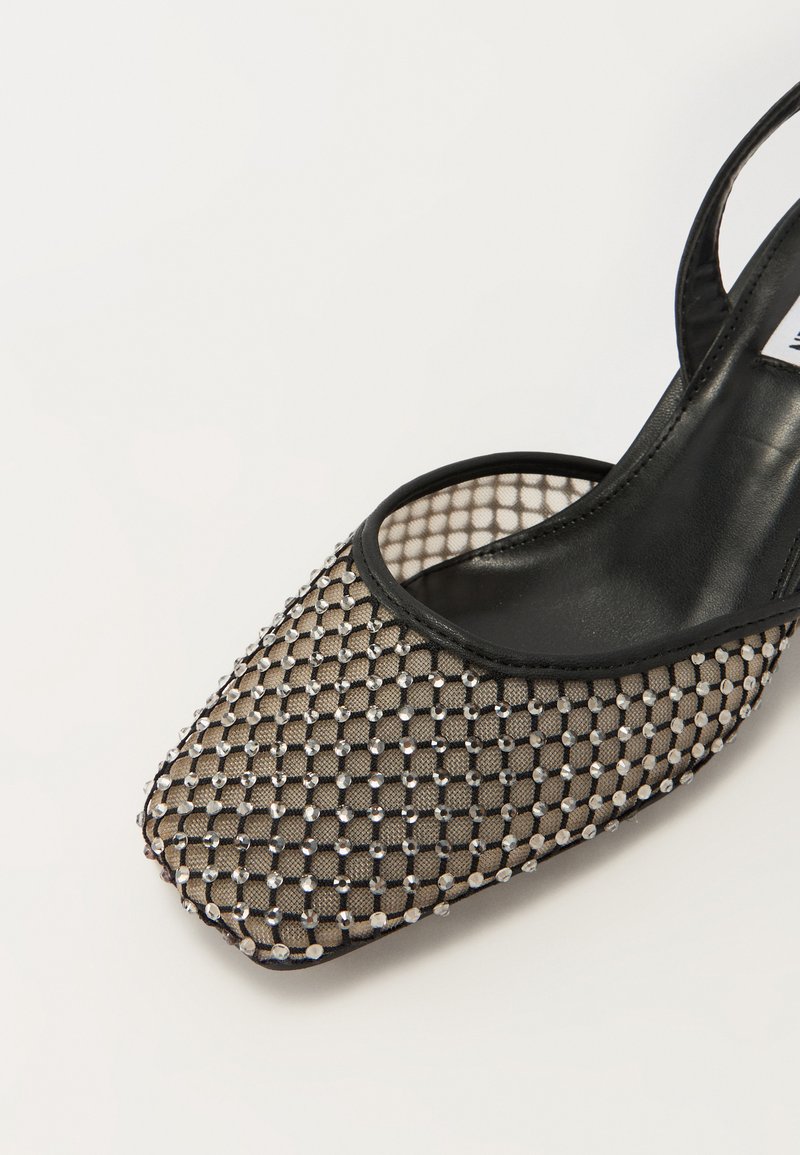 Scarpa con tacco alto slingback nera e beige, dotata di una parte superiore in rete con decorazioni di strass e un design con punta quadrata.