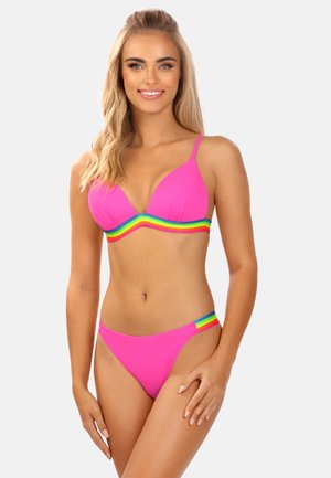 Różowy bikini z trójkątnym topem i dopasowanym dołem. Posiada tęczowy pasek u podstawy topu oraz wzdłuż boku dołu.