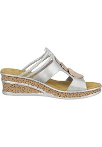 Wedge sandaal met zilveren leren banden, een kurken zool met textuur en een gevoerde binnenzool. Decoratieve accenten op de bovenkant.
